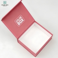 Boîte cadeau personnalisée de luxe en carton gris recyclable avec fermeture magnétique, doublée d'éponge, logo personnalisé en relief, finition mate/brillante, vente en gros