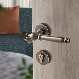 Manija de Puerta de Latón Sólido de Alta Calidad con Cerradura Magnética Silenciosa para Puertas de Madera en Mansiones, Condominios y Propiedades Inmobiliarias - Product Image 2