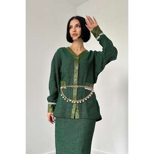 Ensemble élégant pour femme en twill vert, jupe midi à manches longues avec ceinture, tenue de mode écologique - Product Image 2