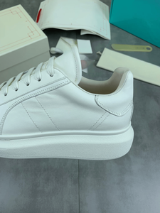 Chaussures de sport Alexander de haute qualité avec empeigne brillante et coutures de précision, créant un style minimaliste Mc Minimalist Queen et une chaussure athlétique durable. - Product Image 4