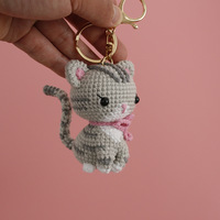 Crochet fait main gris chat porte-clés mignon arc rose décoré porte-clés en peluche pour sac porte-clés jouet