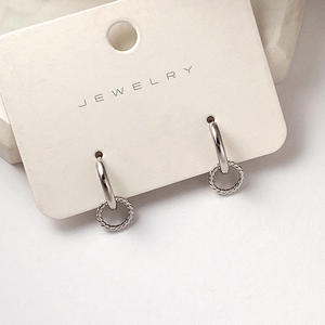 Boucles d'oreilles créoles tibétaines en argent avec détail anneau torsadé, style classique, bijoux de mode unisexe en alliage plaqué argent - Product Image 4