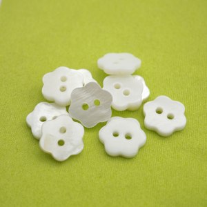 Bottoni Premium in Madreperla Bianca |   Bottoni in Conchiglia Naturale a Forma di Fiore con 2 Fori per Abbigliamento - Product Image 4