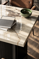 Table à manger rectangulaire moderne en marbre beige avec pieds en métal, plateau imperméable et écologique pour les salles à manger d'hôtels et de villas