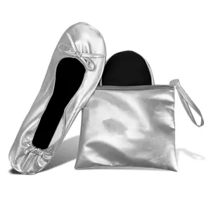 Le scarpe da sposa a tacco basso da sposa ripiegano le scarpe da ballerina in borsa con scarpe roll up piatte