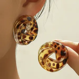 2024 Modeschmuck Großhandel Vintage Leoparddruck transparentes Harz Bratteig Twists Ohrringe runde geometrische Ohrringe