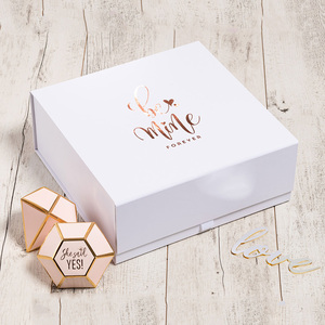 Emballage en carton rigide blanc avec logo personnalisé, couvercle magnétique, boîte cadeau pliante en papier magnétique - Product Image 1