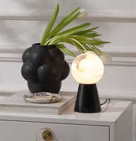 Lampe de table Creative Planet en marbre noir Marquina, lampe conique avec sphère en albâtre espagnol rétroéclairée