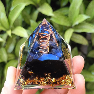 Pyramide en résine époxy avec galets de cristal, ornement de bureau, décoration d'aquarium, cadeau - Product Image 3