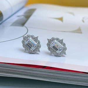 Pendientes de Diamantes con Corte Esmeralda en Oro Blanco E2610, Joyería Clásica para Mujer, Engaste de Garra en Forma de Estrella - Product Image 6