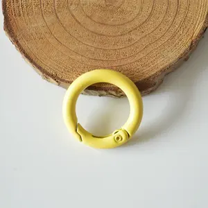 Anneau en métal couleur bonbon <span class=keywords><strong>sac</strong></span> <span class=keywords><strong>à</strong></span> <span class=keywords><strong>main</strong></span> matériel joint torique boucle métal rond ressort porte cercle <span class=keywords><strong>mousqueton</strong></span> joint torique crochet en alliage <span class=keywords><strong>de</strong></span> Zinc approvisionnement HC - Product Image 6