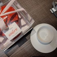 Boîte cadeau transparente pour gâteaux en gros avec ruban, emballage de boulangerie transparent, fournisseur de logo personnalisé