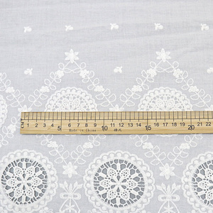 Модный дизайнер вышитая ткань 100% хлопок Свадебная кружевная ткань белый для платья - Product Image 5