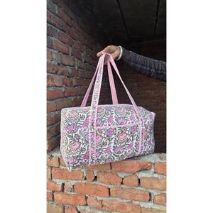 Bolsa de lona de algodón acolchada con estampado tradicional hecho a mano, elegante, ligera, duradera y espaciosa para viajes de vacaciones. - Product Image 3