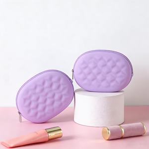Sac de maquillage en silicone personnalisé en gros, sac cosmétique tendance avec motif bonbons, résistant à l'eau, petite capacité - Product Image 1