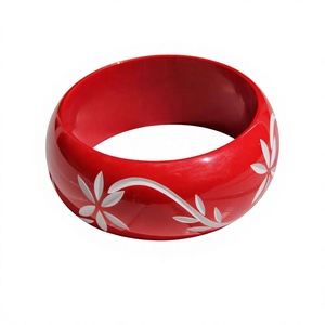 Nouveau bracelet unique en résine acrylique rouge sculpté, motif floral blanc, fantaisie, haute qualité, classique, bijoux unisexes pour femme - Product Image 1