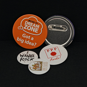 Biểu Tượng Tùy Chỉnh UV Dập Bạc Mạ Thân Thiện Với Môi Phim Hoạt Hình Phong Cách Kim Loại <span class=keywords><strong>Tinplate</strong></span> Huy Hiệu Miễn Phí Kích Thước Bán Buôn Chất Lượng Cao Hot Bán - Product Image 2