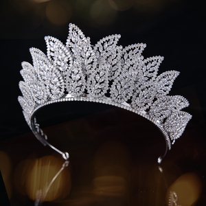 Diadème de <span class=keywords><strong>mariée</strong></span> de luxe à motif feuille, plaqué argent, base argentée, entièrement serti de zircon cubique, pour mariage, Quinceañera, concours de beauté, avec attaches à épingles - Product Image 4
