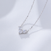 Collar de Cadena Clásico con Tres Piedras Geométricas, Circonita Cúbica, Letra V, Plata S925, Joyería al por Mayor