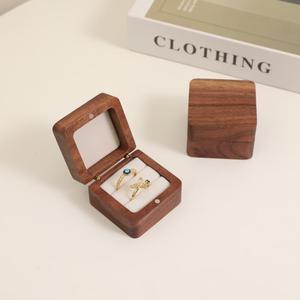 Caja de Anillo de Compromiso de Madera EleQueen en Oferta, Caja de Almacenamiento de Joyas Cuadrada de Madera de Nogal Macizo con Cierre, Color y Tamaño Personalizables - Product Image 1