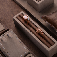 Ensemble de présentoirs à bijoux personnalisables de luxe disponibles en couleurs et matériaux personnalisés