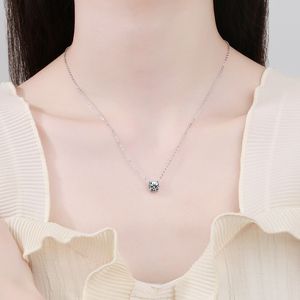 Collar <span class=keywords><strong>de</strong></span> Plata S925 con Moissanita <span class=keywords><strong>de</strong></span> 1 Quilate, Colgante <span class=keywords><strong>de</strong></span> Cuatro Garras <span class=keywords><strong>de</strong></span> Lujo Discreto, Cadena para Clavícula, Joyería para Fiesta <span class=keywords><strong>de</strong></span> Boda para Mujer - Product Image 4