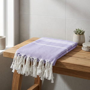 Serviette de bain rectangulaire en coton biologique rayé lavande avec bordure à franges blanches, séchage rapide et écologique, idéale pour le sport - Product Image 1