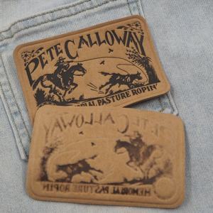 En gros personnalisé presse à chaud Faux <span class=keywords><strong>cuir</strong></span> étiquettes fer sur adhésif Denim Pu patchs rouleaux impression Logo <span class=keywords><strong>noir</strong></span> écusson en <span class=keywords><strong>cuir</strong></span> en relief - Product Image 2