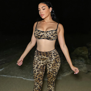 Ensemble deux pièces imprimé léopard : Haut de soutien-gorge à bretelles et Legging taille haute moulant pour le yoga et le fitness – Tenue femme OEM ODM Design personnalisé - Product Image 2