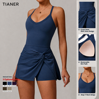 Robe de tennis personnalisée OEM pour femme avec short intégré, coussinets de soutien-gorge amovibles, décolleté en V profond et dos croisé, tenue de sport/yoga