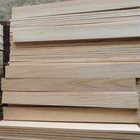 Prix de gros d'usine Planche et latte Revêtement vertical Bandes légères en bois Latte en bois