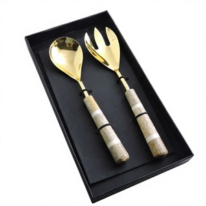 Ensemble de couverts écologiques en gros pour salade, manches en bois et résine, compatibles lave-vaisselle/micro-ondes/four, couverts en acier doré PVD - Product Image 1
