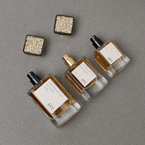 Flacone Vuoto di Lusso per Profumo e Colonia 30ml 50ml 100ml Quadrato con Collo a Crimpatura, Atomizzatore e Tappo Dorato dal Design Unico - Product Image 5