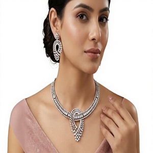 Magnifique ensemble de bijoux tendance en alliage plaqué argent avec collier et boucles d'oreilles géométriques en zircon pour femme, cadeau de mariage - Product Image 2