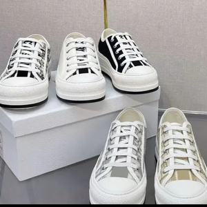 รองเท้าแฟชั่นลำลองคุณภาพสูงสำหรับผู้ชายและผู้หญิง ดีไซน์เนอร์ออกแบบมาเพื่อความกระชับสบายและรองรับเท้าอย่างดี - Product Image 4