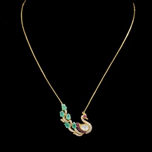 Collar con Colgante de Pavo Real de Lujo con Pedrería Kundan, Joyería Nupcial Dorada con Esmeraldas y Perlas, Diseño Tradicional Indio Hecho a Mano - Product Image 1