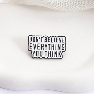 Spilla in smalto con citazione divertente 'Non credere a <span class=keywords><strong>tutto</strong></span> quello che pensi', per riflessione su se stessi, consapevolezza critica, distintivo da risvolto, gioiello regalo - Product Image 3