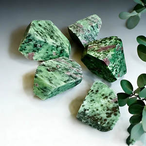 Ornement sculpté en cristal de zoïsite avec rubis de haute qualité, forme libre, pour la décoration intérieure et le Feng Shui (vente en gros) - Product Image 1