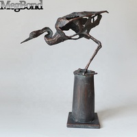 Statue d'oiseau en métal d'heron d'apparence abstraite debout sur une bûche, décoration en métal de jardin