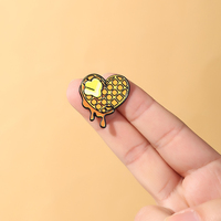 Badges de revers en émail personnalisés avec logo alimentaire, en gros, en forme de cœur mignon, motif gaufre et sirop coulant, fabricant, MOQ