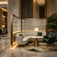 Divisor de Habitaciones con Paneles de Vidrio Curvo, Marco Dorado, Textura de Hielo, Iluminación LED en la Base, Personalizado para Vestíbulo de Hotel