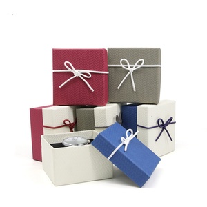 Boîte à montres et bijoux en papier texturé de luxe, emballage cadeau classique avec logo personnalisé et service d'impression - Product Image 2