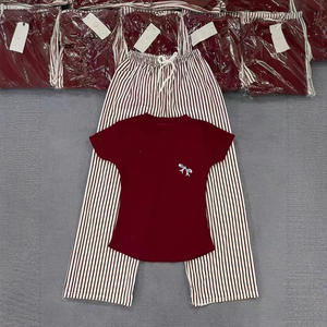 ชุดเสื้อยืดและกางเกงผู้หญิงลายโบว์แฟชั่น ชุดลำลองคลาสสิก 2 ชิ้น เสื้อยืดและกางเกงผู้หญิงแบบเรียบง่าย - Product Image 1