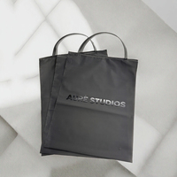 Sac en plastique à fermeture éclair givré avec logo personnalisé, sac d'emballage en poly mat pour t-shirt et vêtements