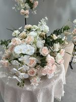 Proposition d'arrangement floral de fond rose pour l'engagement pour la décoration de scène de Noël et de remise des diplômes