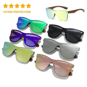 Nuevas llegadas Hombres Mujeres Moda Tendencia Fiesta de bodas Bajo MOQ Logotipo personalizado Espejo de una pieza PC Lente Gafas de sol con grano de madera - Product Image 1