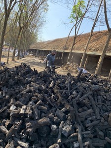 Charbon de bois dur rond noir de haute qualité pour barbecue du Vietnam à longue combustion de noix de coco fabriqué pour narguilé et shisha - Product Image 4