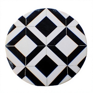 Dessous de verre décoratifs en résine noir et blanc pour boissons pour la maison, l'hôtel et le restaurant. - Product Image 1