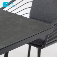 Table de salle à manger d'extérieur Uland avec banc, ensemble de jardin pour restaurant, table de salle à manger en aluminium avec plateau en herbe