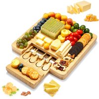 Venta al por mayor de tabla de queso de bambú y juego de cuchillos Unique Christmas Bamboo Charcuterie Platter para uso en cocina